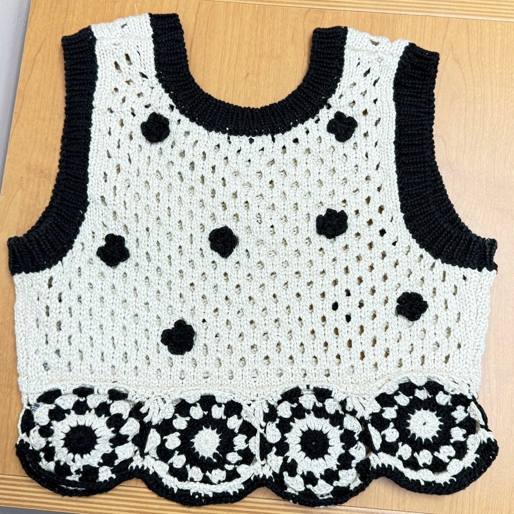 Zara Black and cream Knitted Crochet Cropped Top ,size  Small